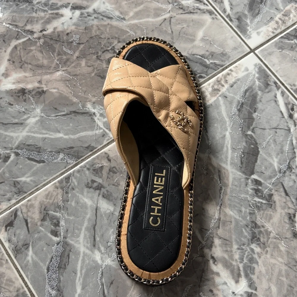 CHANEL Cross Over Quilted CC 2024 Sandals Beige and Black - Picture 4 of 5